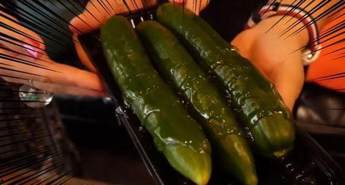 网红吃瓜黄瓜,趣味横生引网友热议