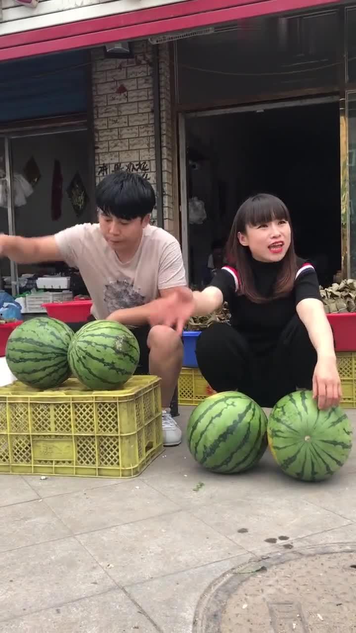 摆摊男网红吃瓜视频大全,趣味视频全集来袭