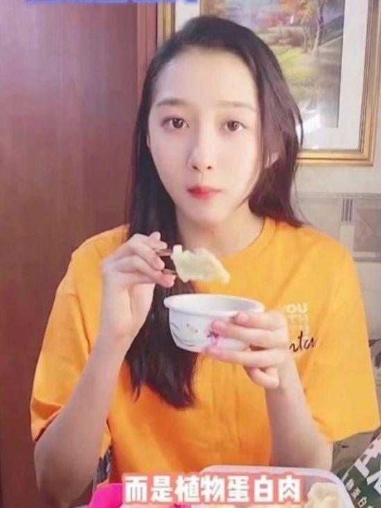 网红博主吃满籽瓜视频,口感与营养大揭秘！