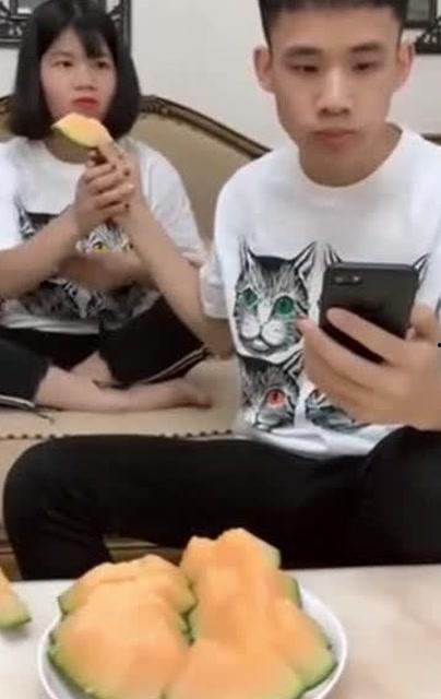 网红弟弟吃瓜图片搞笑版,萌态十足引网友爆笑