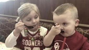 网红弟弟吃瓜图片搞笑版,萌态十足引网友爆笑