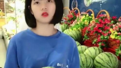 网红弟弟吃瓜图片搞笑版,萌态十足引网友爆笑