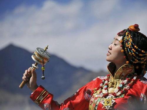 西藏的藏族情侣网红吃瓜,网红情侣的甜蜜瓜界探险记