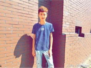 抖音网红校服妹妹吃瓜,校园生活趣味横生