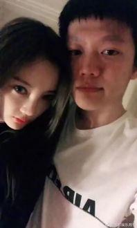 情侣网红拍吃瓜视频,情侣网红共度吃瓜时光，甜蜜互动引网友热议