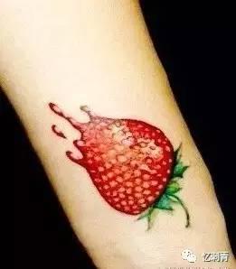 网红纹身女吃瓜