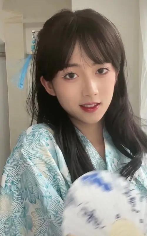 网红男扮女装吃瓜,太还原了！