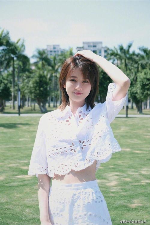 网红小雪吃瓜照片高清图