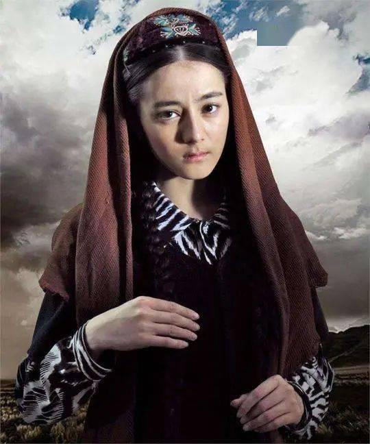 新疆网红阿娜尔罕吃瓜,新疆网红阿娜尔罕的夏日吃瓜盛宴