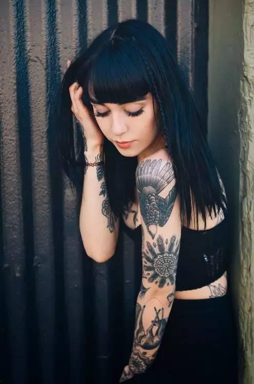 网红吃瓜纹身美女图片高清